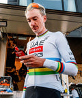 Coureur de l’équipe UAE Team Emirates XRG tenant l’Enervit Lactate Gel Mix