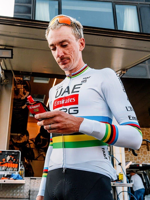 Coureur de l’équipe UAE Team Emirates XRG tenant l’Enervit Lactate Gel Mix